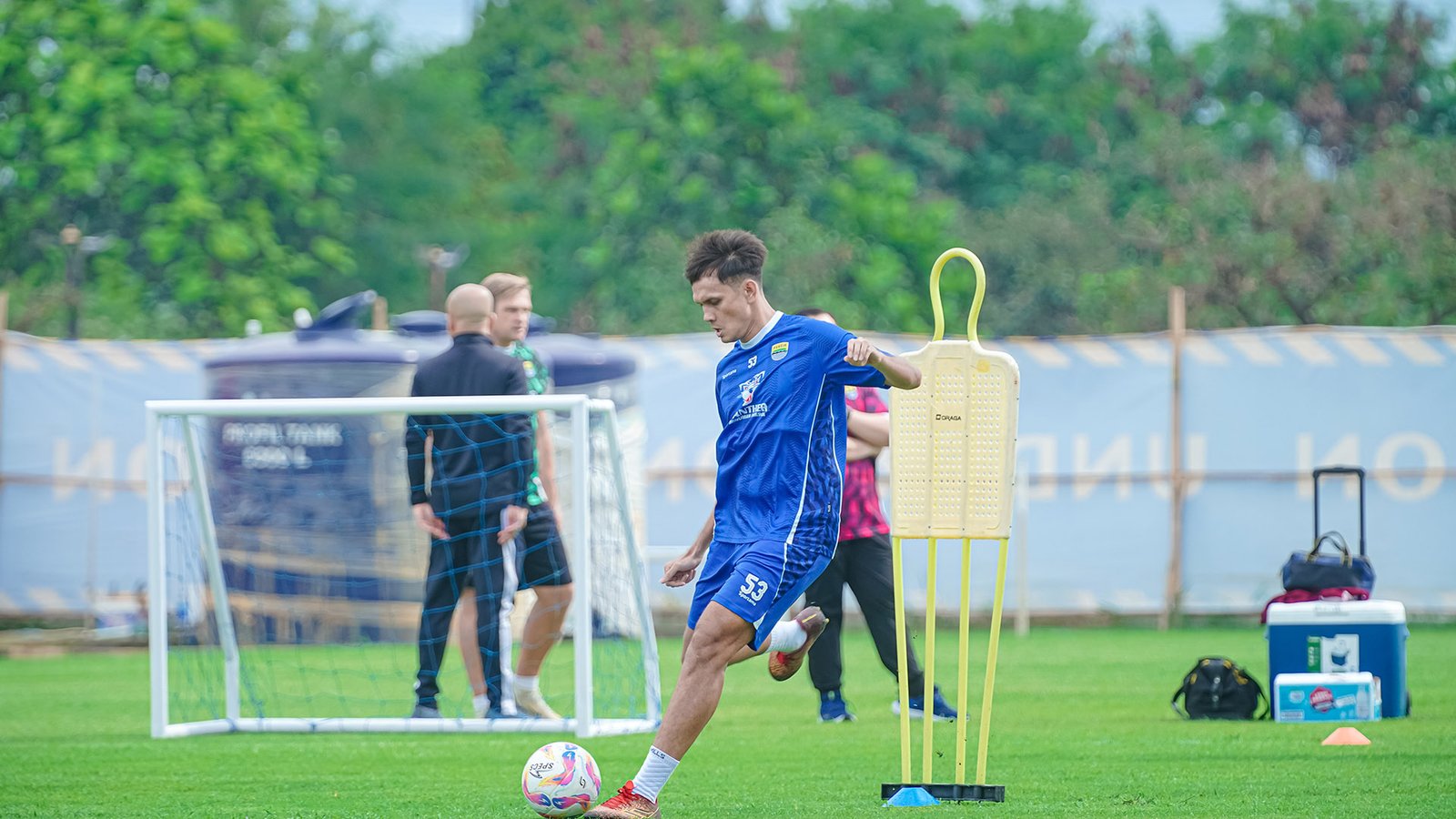 Hamra Hehanussa, Dari Bobotoh Jadi Benteng Maung
